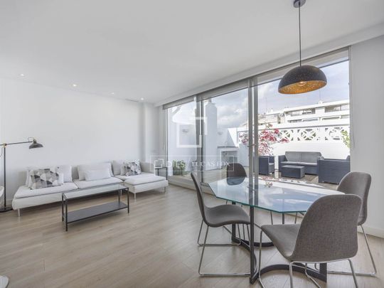 3-bedroom penthouse with a garage parking space for rent in Gran Vía, Valencia - Photo 1