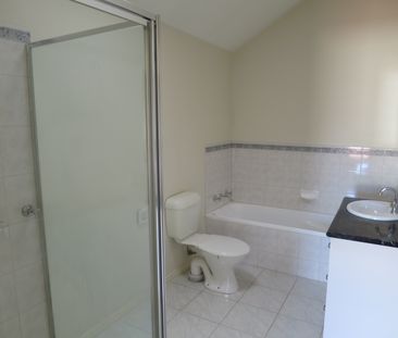 1/17 Golf Links Avenue, Oakleigh VIC 3166 - House For Rent | Domain - Photo 4