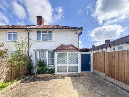 Goldbeaters Grove, Edgware, HA8 - Photo 1
