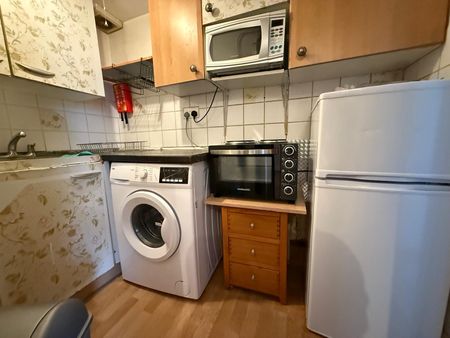 Studio Flat with seperate kitchen ideal for working couple-High Road Ilford - Photo 3