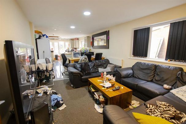 8 bedroom house to rent - Photo 1