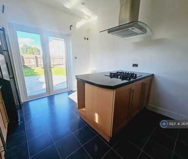 5 bedroom semi-detached house to rent - Photo 1