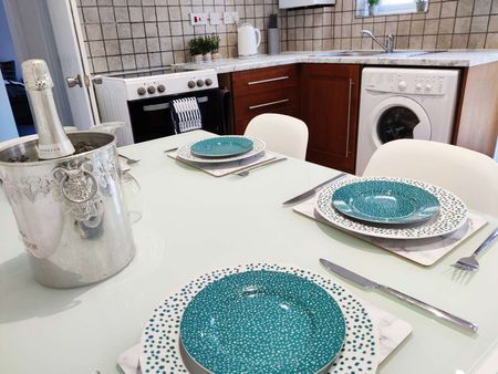 Newly Refurbished! Modern Rooms...🌟 Room 1 - Photo 3