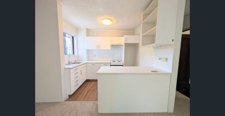 Quiet & Convenient 2-Bedroom Apartment Opposite Park - Photo 3