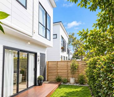 Modern Family Living in Te Atatu Peninsula - Photo 5