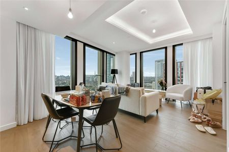 A beautifully presented three bedroom apartment in One Thames City. - Photo 4