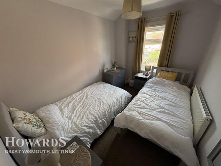 3 bedroom end of terrace house to rent - Photo 2