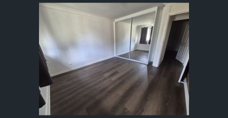 Comfortable & Family-Friendly 3 Bedroom Home - Close To Doonside Station! - Photo 3