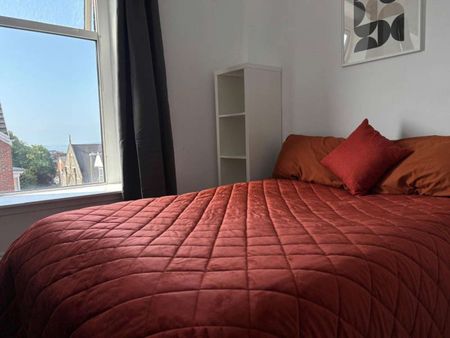 Modern Student Room | Bills Inc | Upland ❤️ Room 1 - Photo 5