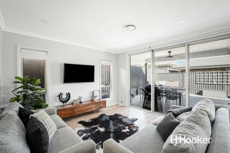 Beautiful 4 Bedroom Home in Fantastic Location! - Photo 2