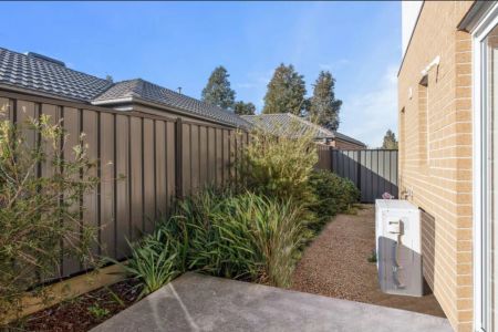 Modern Comfort in a Prime Craigieburn Location - Photo 3