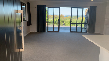 Sunny Home – Walk to Orewa & Red Beach - Photo 2