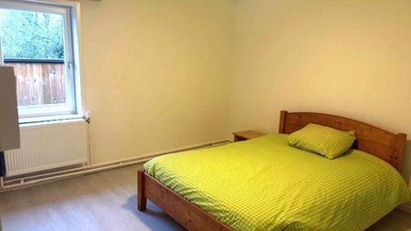 Ruim appartement met 3 slaapkamers nabij het centrum - Photo 3