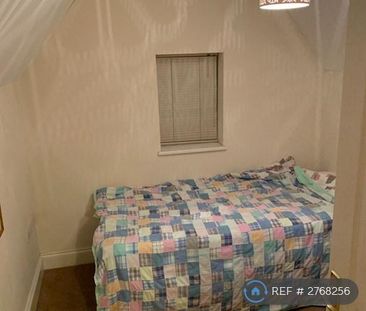 4 bedroom end of terrace house to rent - Photo 4