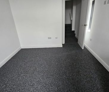 2 bed Flat - To Let - Photo 6