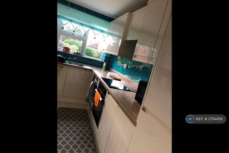 2 bedroom flat to rent - Photo 5