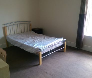 3 Bed Mid Terrace House - Photo 3