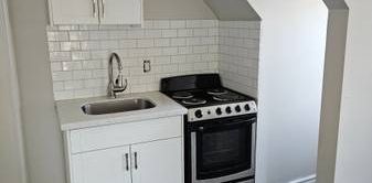 **{$1380 renovated 1bedroomt on 3rd floor apartment}** - Photo 2