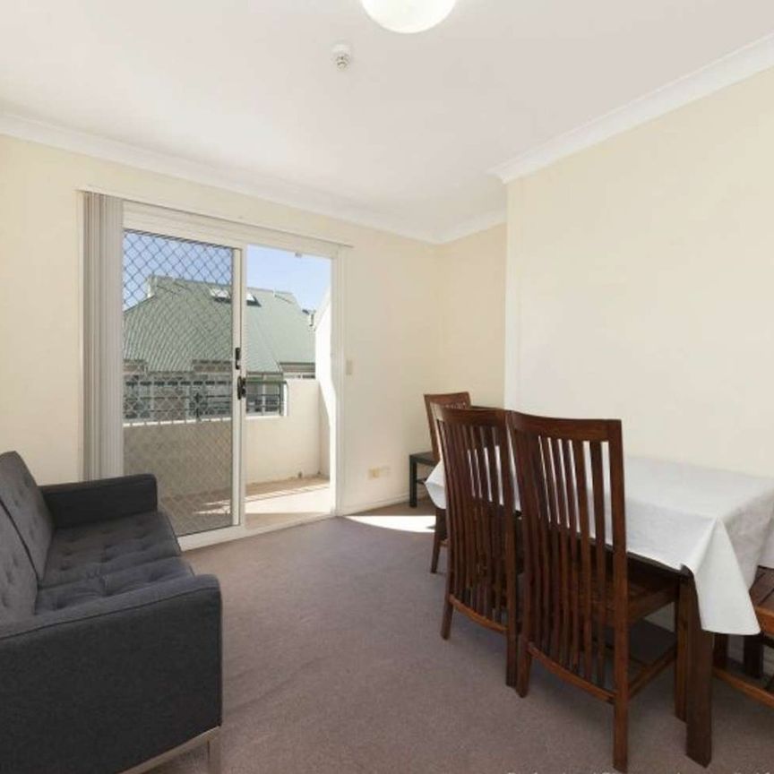 Partly Furnished South Brisbane Unit - Photo 1