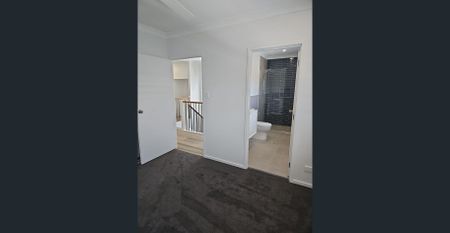 AVAIL 15/12/2025 - 3 BED 2BATH TOWNHOUSE - FULLY DUCTED AIR & A LAWNED BACKYARD OVERLOOKING PARK - Photo 5