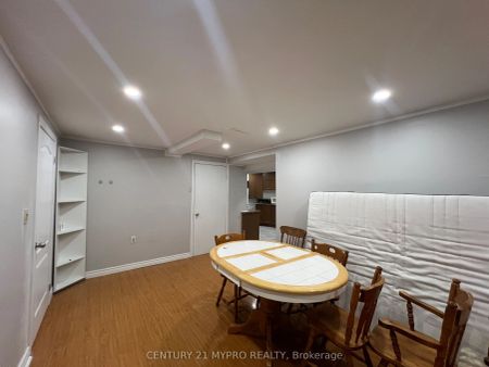 1588 Princelea Place #Lower - Photo 2
