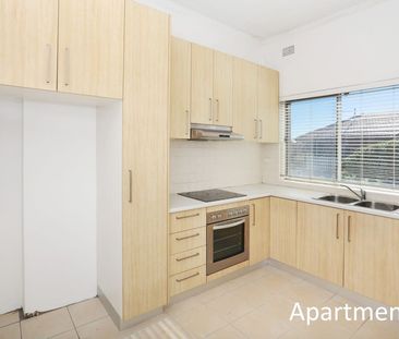 SPACIOUS 1 BEDROOM FLAT IN GREAT LOCATION - Photo 3