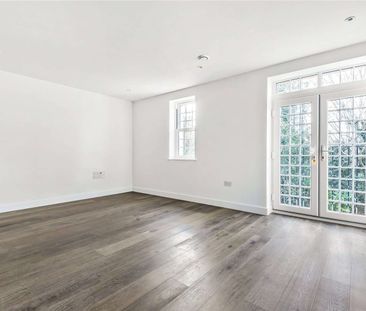 A superb modern apartment situated in attractive Oxted. - Photo 2