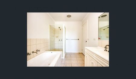 Spacious Townhouse close to all amenities - Photo 5