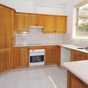 Charming 3-Bedroom Family Home with North-Facing Yard - close to Beach & Golf Course - Photo 3