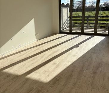 Modern 4BR Townhouse in Leamington - Photo 5