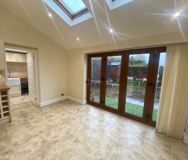 Victoria Grove, Leeds, Horsforth - Photo 1