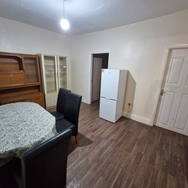 1 bedroom in a flat share to rent - Photo 1