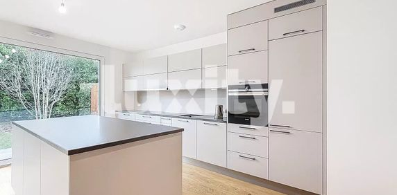 Modern 6-Bedroom Villa - Contemporary Amenities - Photo 2