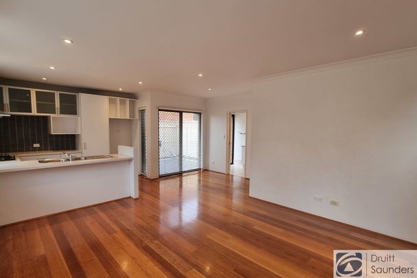 MODERN TOWNHOUSE ONLY 3KMS FROM PERTH CBD - Photo 1