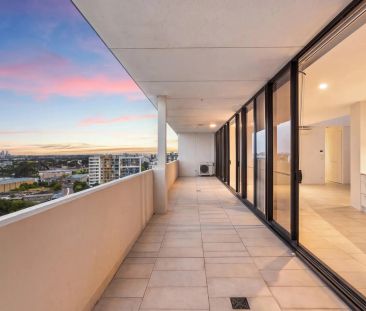 Penthouse Style Apartment With Sweeping Views - Photo 2