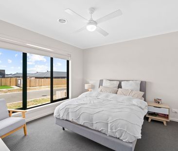 STUNNING HOME IN EMERALD WATERS ESTATE - Photo 4