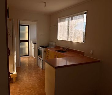 Charming 3BR Flat Bush Home with Garden - Photo 5