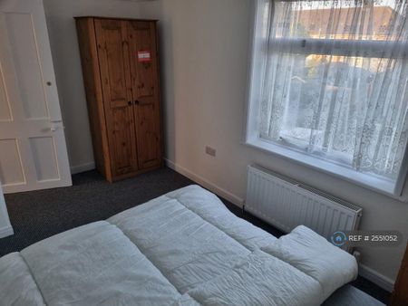 1 bedroom in a house share to rent - Photo 2