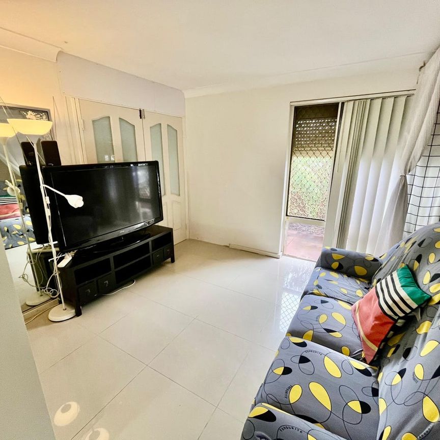 Huge Bedroom. Modern House. Top Locale. Walk to everything! - Photo 1