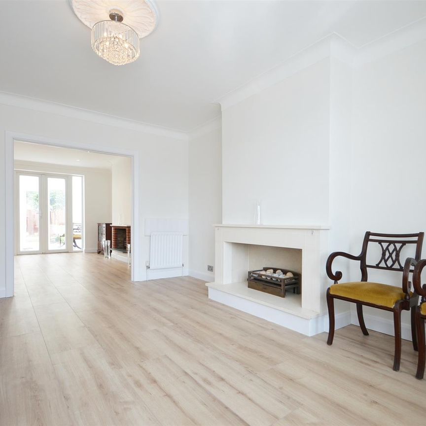 4 bedroom house - semi-detached - Photo 1