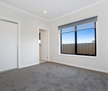 HUGE MODERN 3 BEDROOM TOWNHOUSE - Photo 1