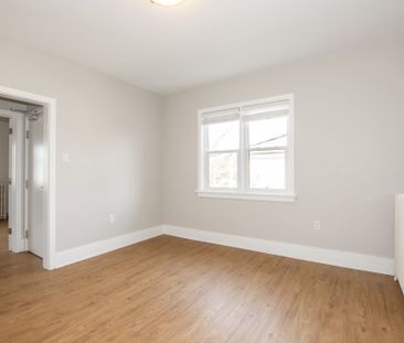 **BEAUTIFUL** 2 Bedroom Upper Unit!! - Photo 3