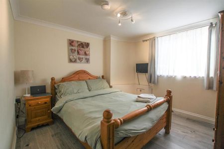 3 bedroom flat to rent - Photo 2