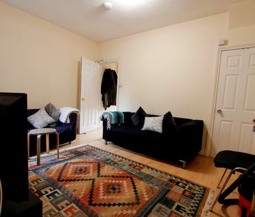 4 Bed Terraced House, Grange Avenue, RG6 - Photo 2