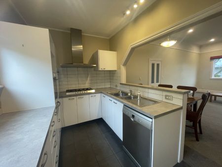 Tidy Two Bedroom - Photo 2