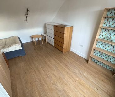 Room in a Shared House, Nursery Road, SW20 - Photo 2