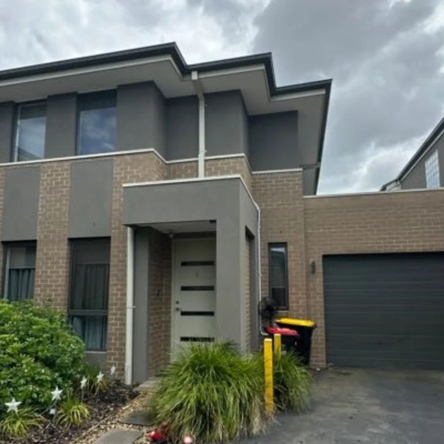 Modern Two Bedroom Townhouse - Photo 1