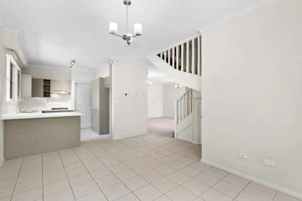 Neat 3-Bedroom Townhouse in a Prime Elsternwick Location - Photo 1