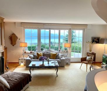 Spacious and bright semi-detached villa with lake and mountain views - Photo 1