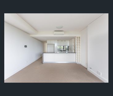 Elegant one bedroom apartment in 'Skyline' building - Photo 3